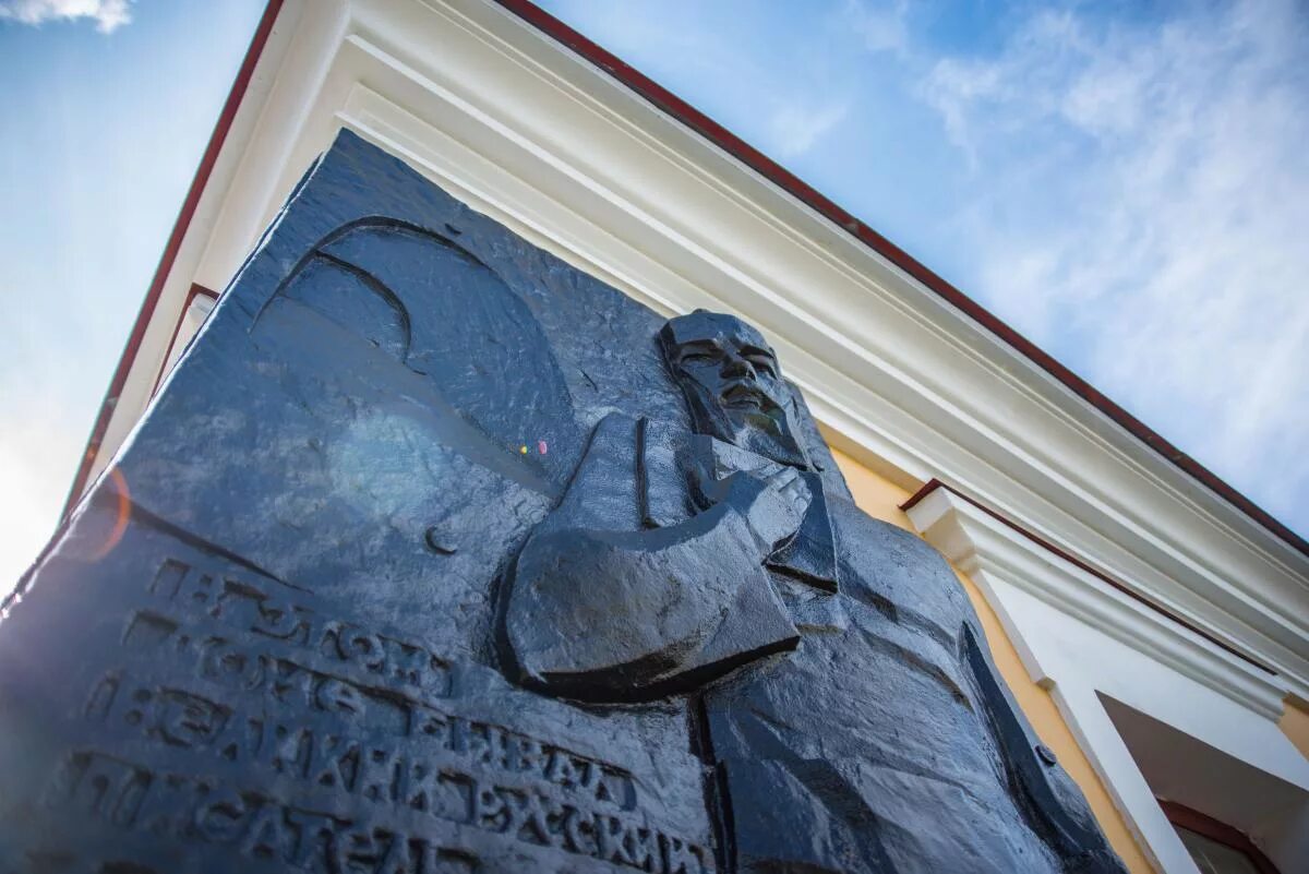 Достоевский омск. Музей Достоевского Омск. Здание музея Достоевского в Омске. Музей Достоевского в Омске старое здание. Музей имени ф. м. Достоевского Омск зима.