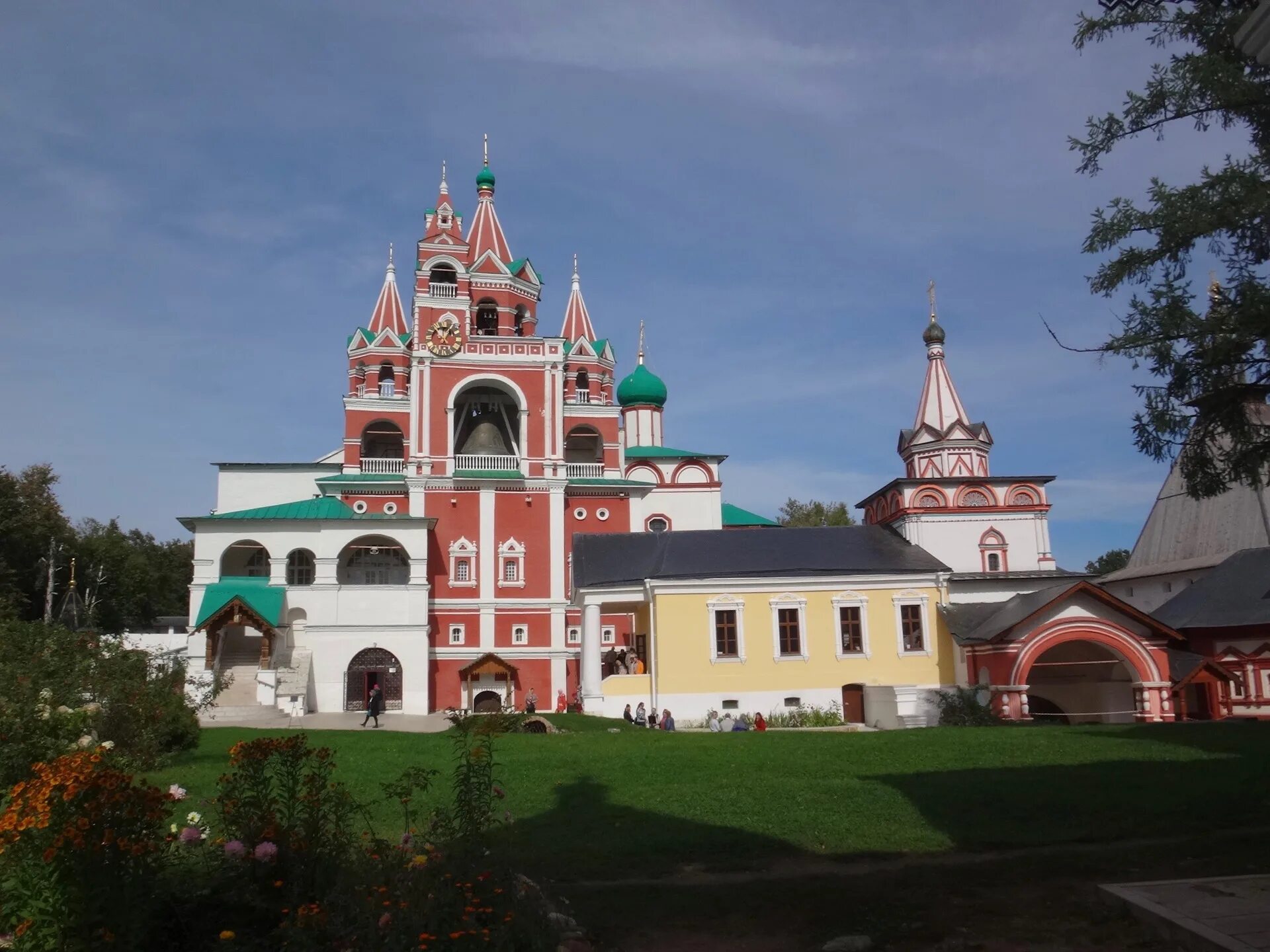 Окрестности звенигорода. Саввино-Сторожевский монастырь Звенигород. Звенигород достопримечательности монастырь Саввино Сторожевский. Достопримечательности Саввино Сторожевского монастыря. Надвратный храм Саввино-Сторожевского монастыря.