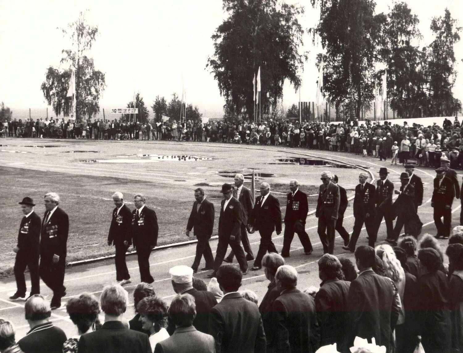 5 май 1990. Парад ветеранов 1975. День Победы 1990 года. Фото празднования дня Победы в 1973. Празднование 9 мая в 1975 году в Петрозаводске.