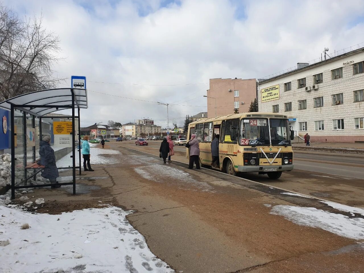 Паз 33 киров. Поселок вахруши. Автобус белая холуница киров. Особняк купца вахрушева. Киров вахруши автобус.