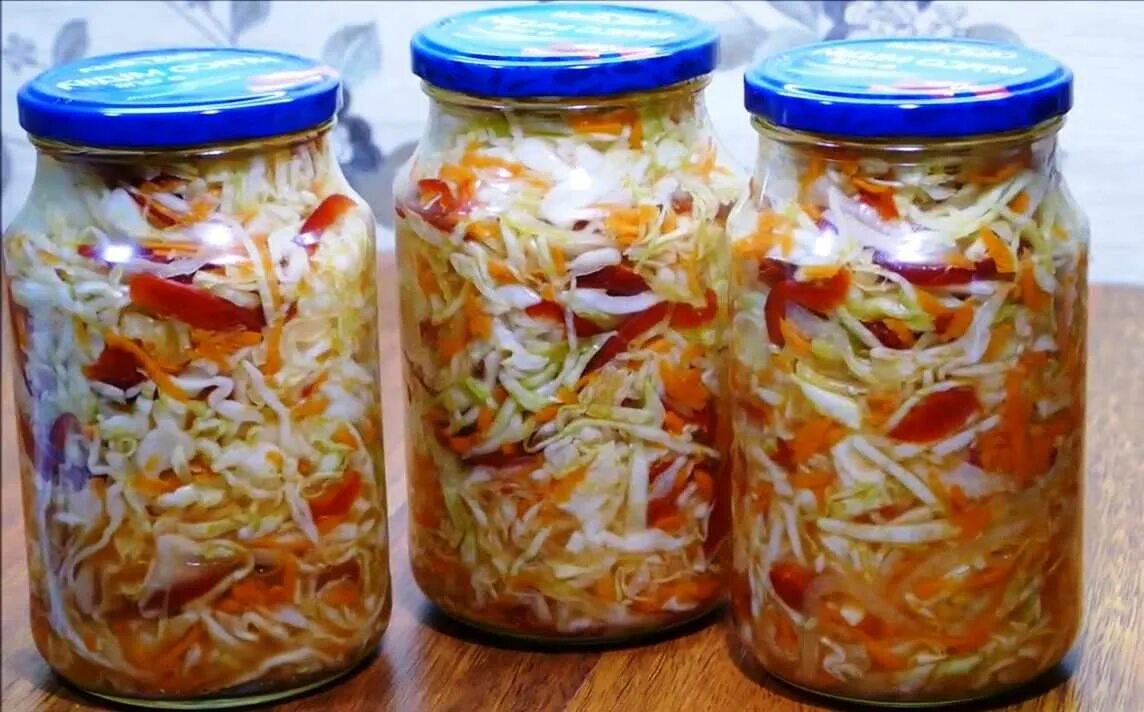 Рецепт капуста с морковью на зиму. Салатная капуста на зиму с болгарским перцем. капуста с перцем на зиму в банках. салат осенний на зиму. салат из капусты на зиму в банках.