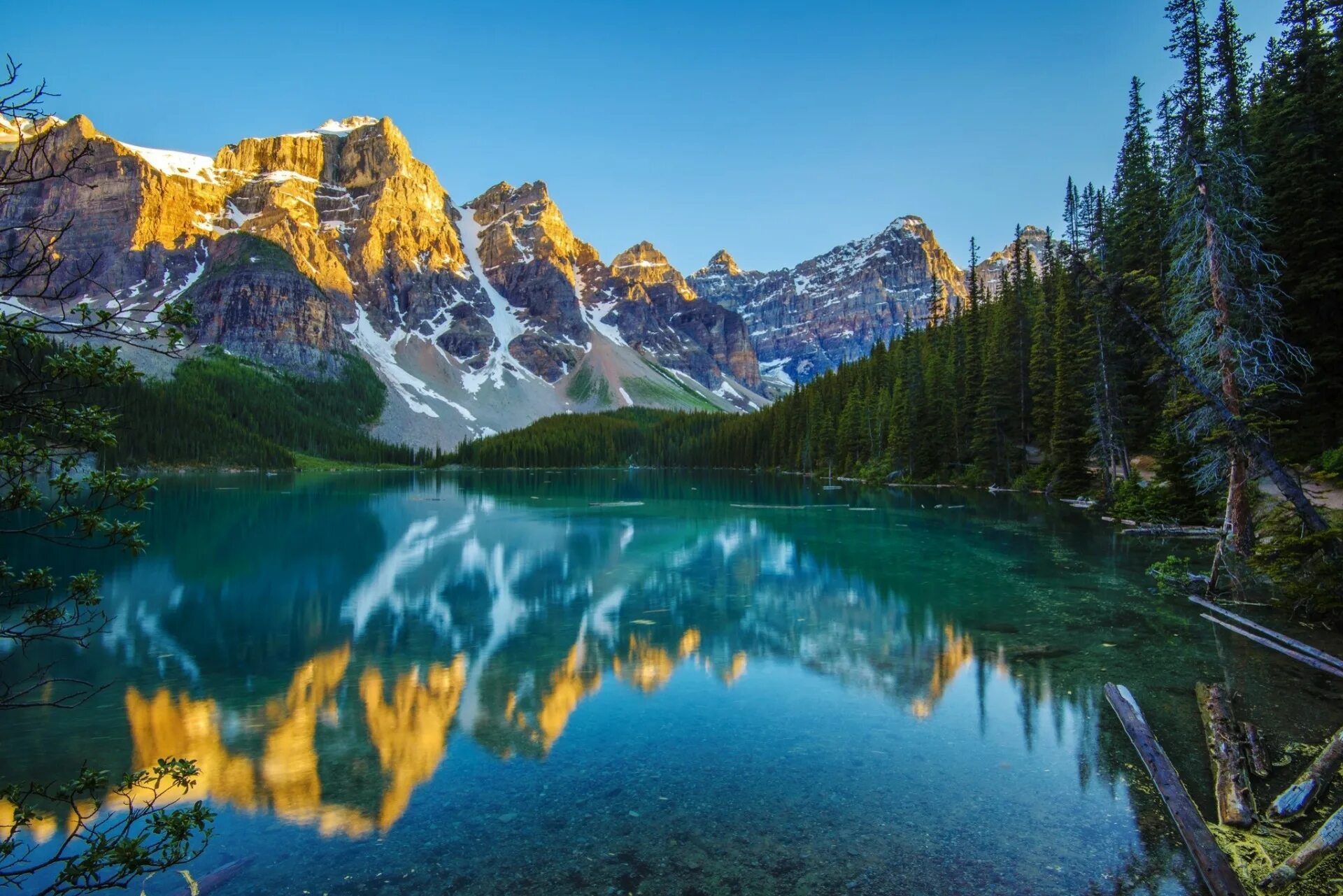 Картинка на обои высокого качества. Озеро Морейн в Канаде. Озеро Морейн. Национальный парк Банф осень. Горное озеро Фонотов. Изображение природы.