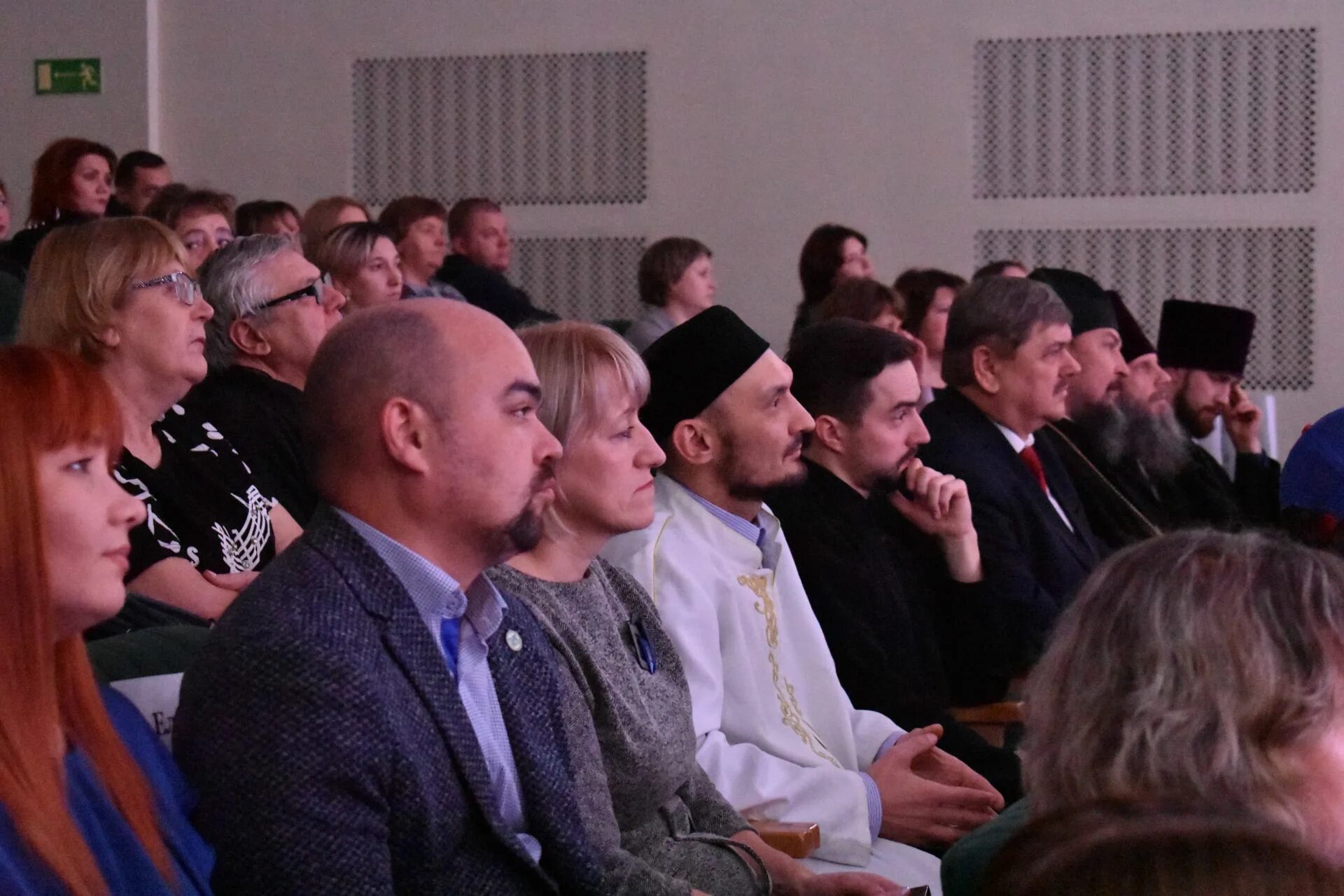 Выйти в чистополе. Свадьба невеста. Чистополь дом культуры. Скарятинский парк чистополь. Типичный чистополь последние новости.