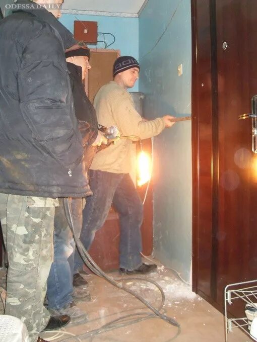 управляющая компания вскрыла квартиру. судебные приставы в квартире. управляющая компания вскрыла квартиру. опечатанная дверь полицией. проникновение вора в квартиру.