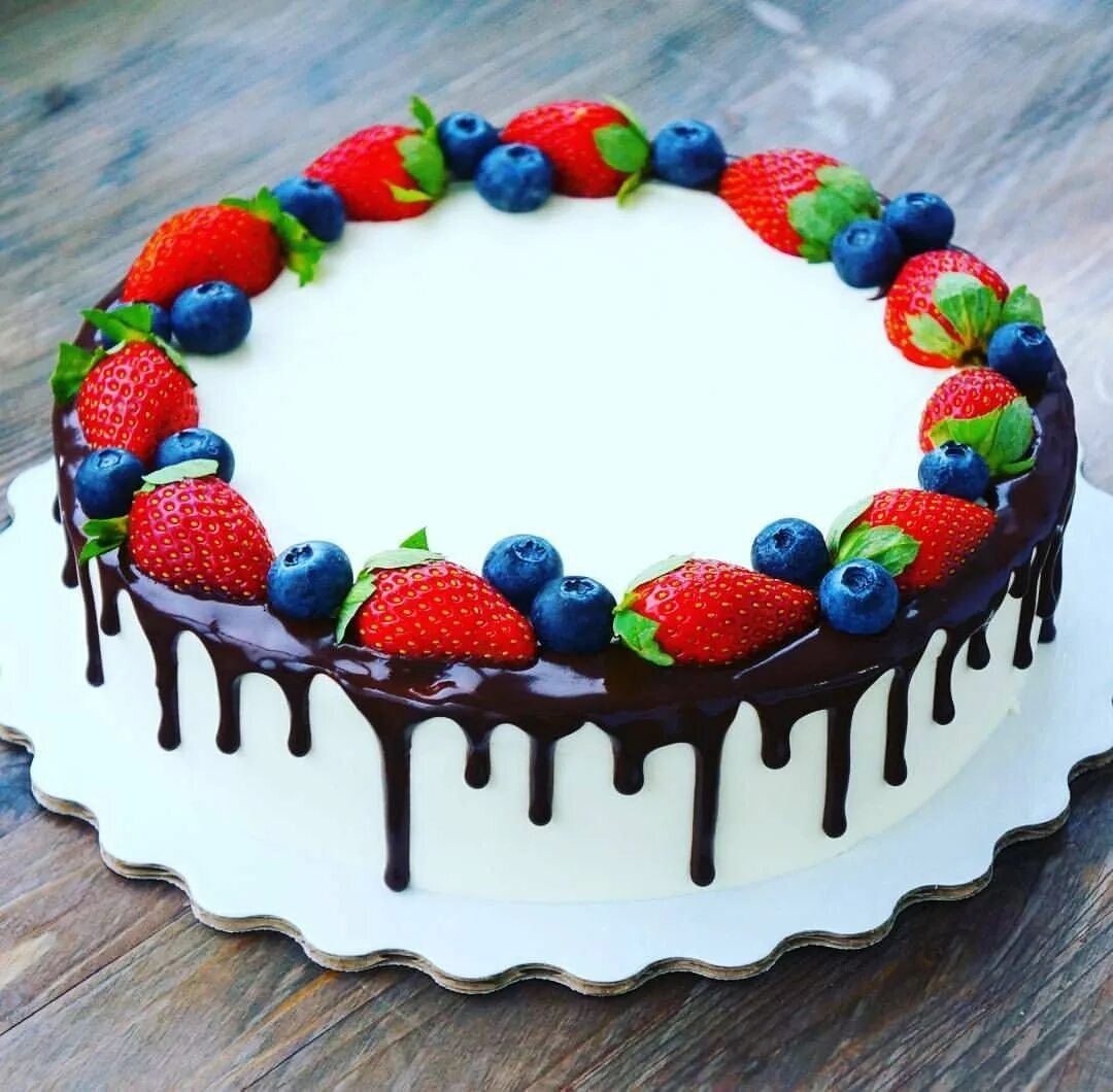 Торт с клубникой и голубикой. Украшение торта. Украшение торта ягодами. Украшение торта клубникой и голубикой. Торт с ягодами.