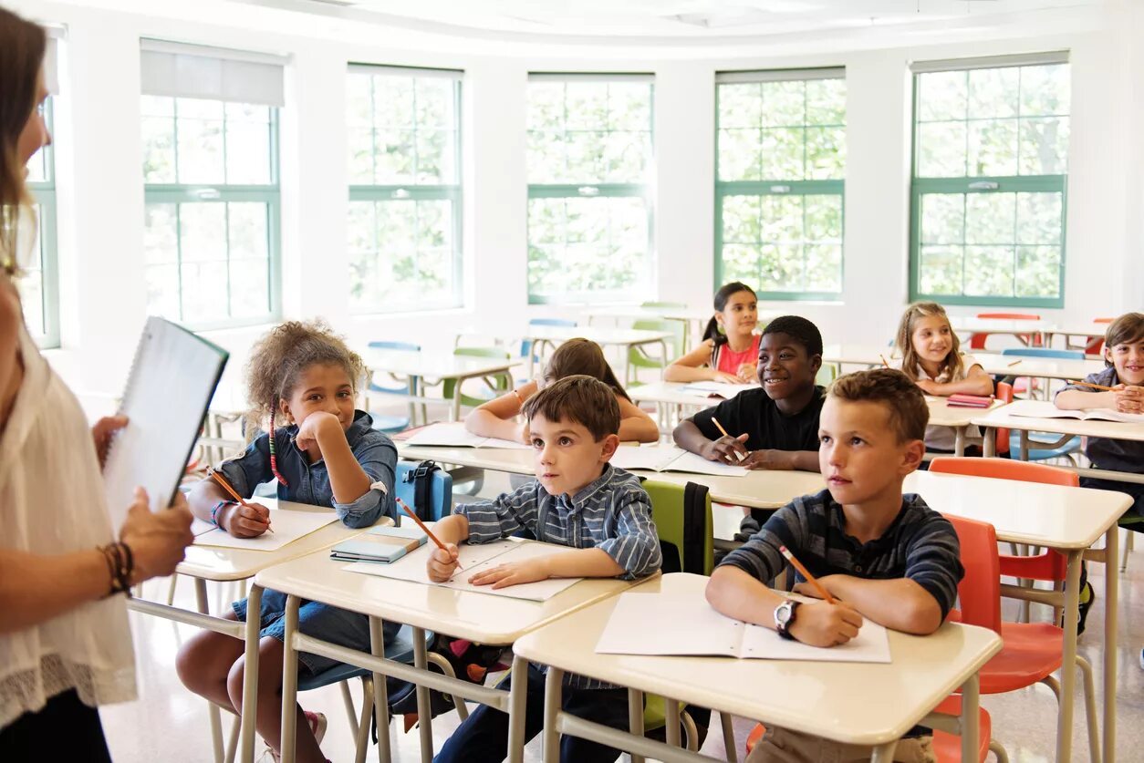 The pupils wrote the dictation. Дошкольники и студенты. школьное образование в финляндии картинки. учитель и класс английский. at the schoolyard.
