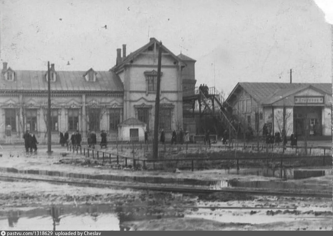 Включи старая станция. Старый вокзал. Станция Яйва старый вокзал. Старый вокзал Ульяновск. Старинный вокзал Западная Украина.