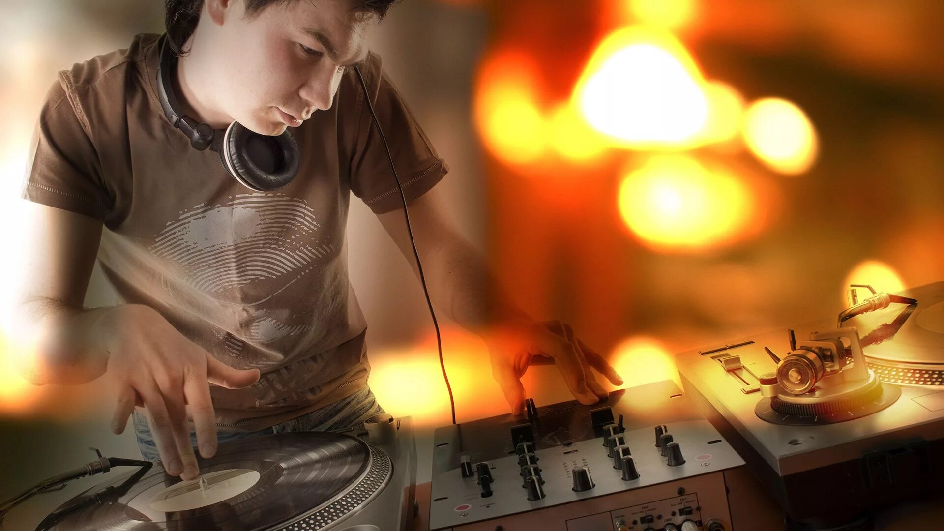 Диджей на концерте. Дж тиесто пульт. Дискотека диджей. Мартин гаррикс за пультом. Диджей на месте двигайся вместе песня.