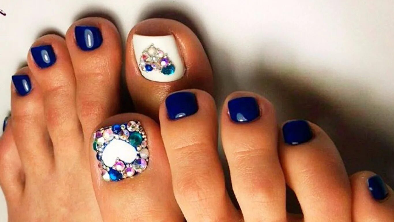 Педикюру месяц