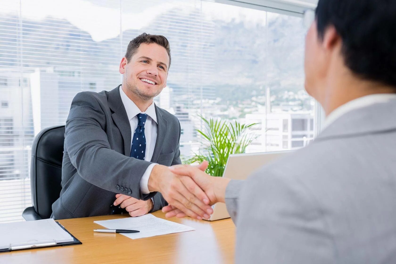 Деловая встреча. Полный бизнес. Офисный работник. Встреча коллег. Довольный бизнесмен.