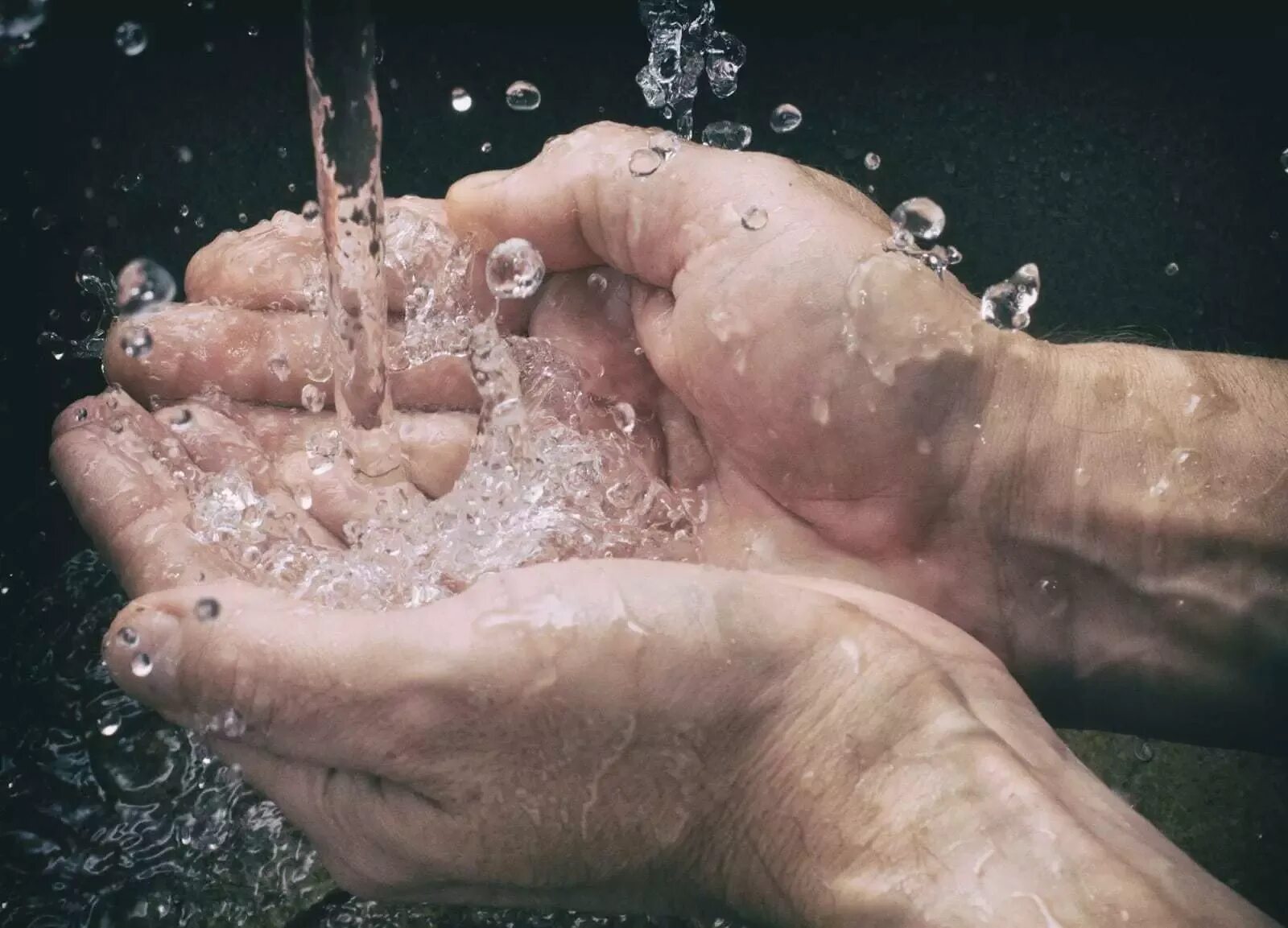 К чему снится облили водой. Умываться водой. Человек умывается водой. Вода в ладонях. Вода в руках.