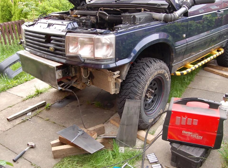 Снять бампер рендж ровер. Range rover p38 силовой бампер. range rover p38 лебедка в штатный бампер. силовой бампер на ленд ровер пегас. range rover p38 снятие переднего бампера.