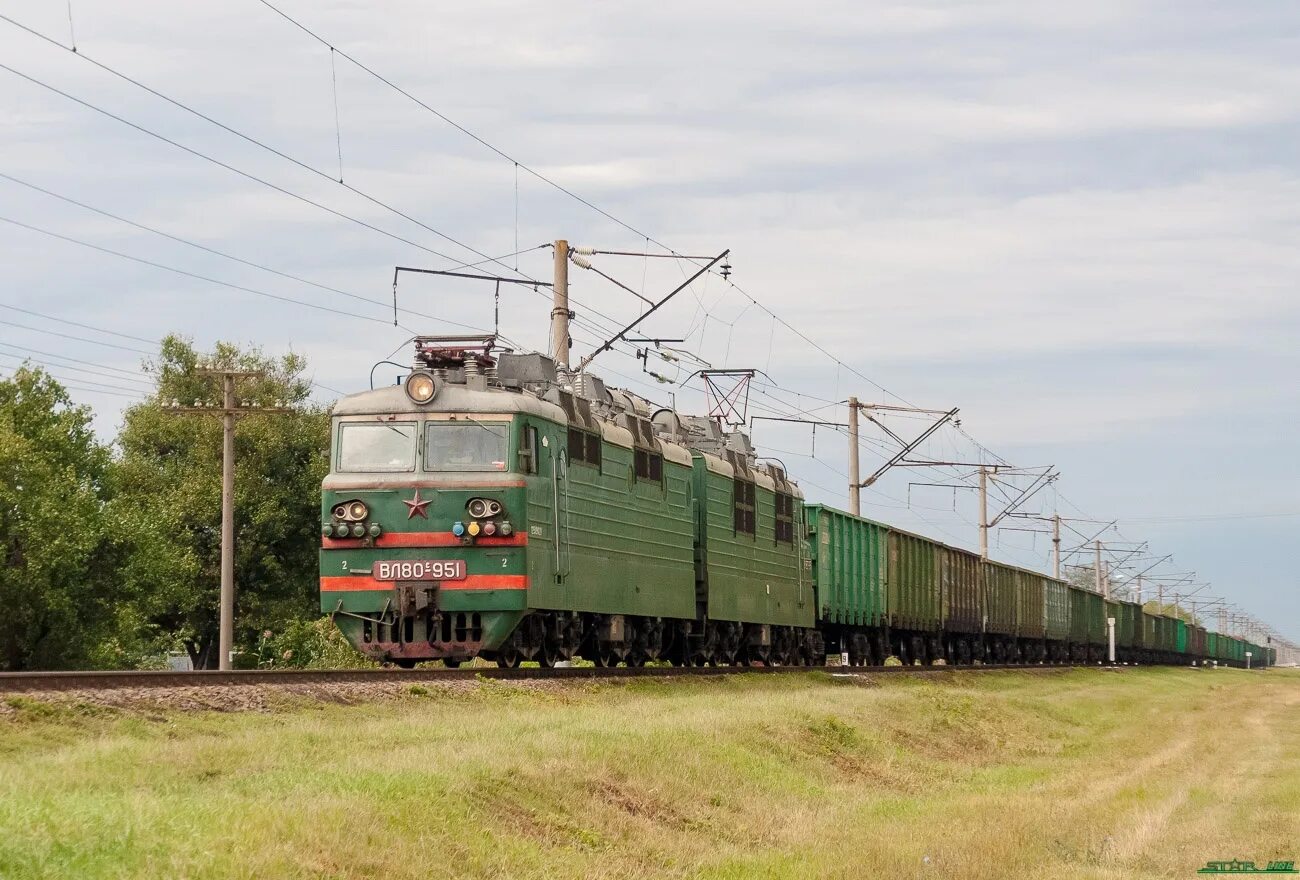 Станция Лабинская Северо-Кавказская ЖД. Локомотив м62. Электровозы России. Поезд на станции.