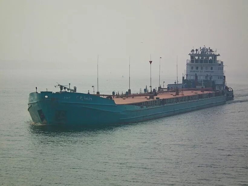 вес пустой баржи. баржа с мусором. порожняя баржа. баржа порт череповец. порожняя баржа.