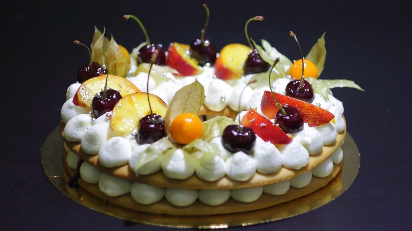 Торт крем чиз с клубникой. Чиз торт с фруктами. Торт крем чиз украшение торта. Торт сверху крем чиз. Чиз торт с фруктами.