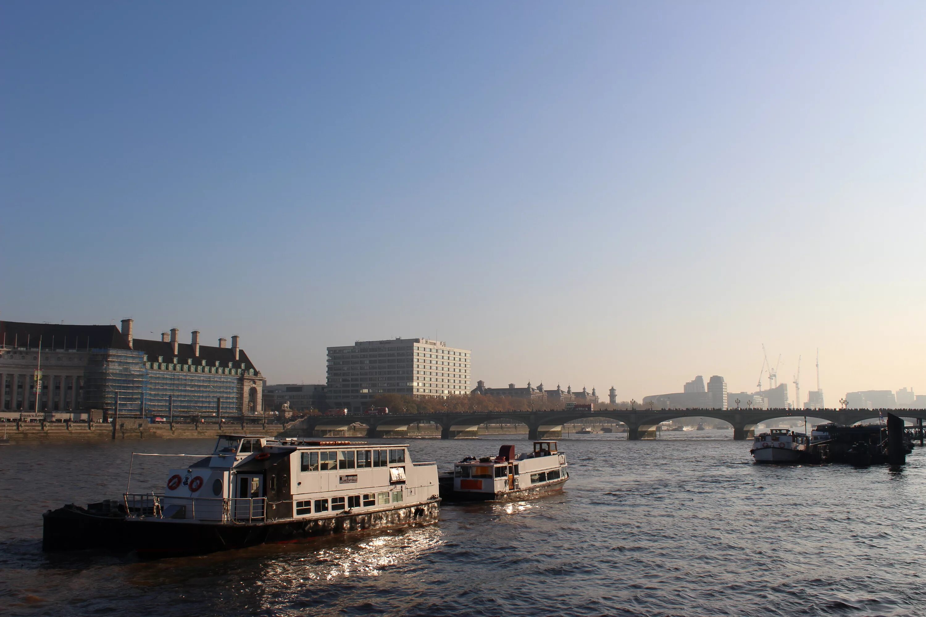 Река thames в лондоне. Река thames в лондоне. Река темза фото. Темза в лондоне. Река река темза.