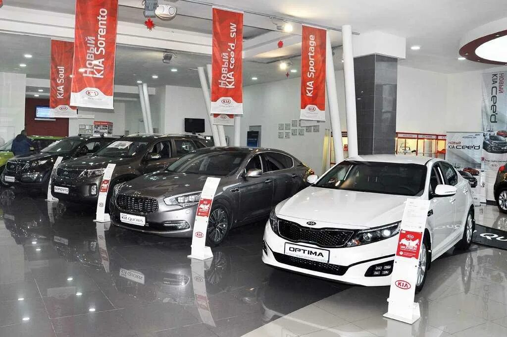 Какие в автосалоне есть машины. Автосалон. автомобили в автосалоне. автосалон автомобилей с пробегом. автосалон машин иномарок.