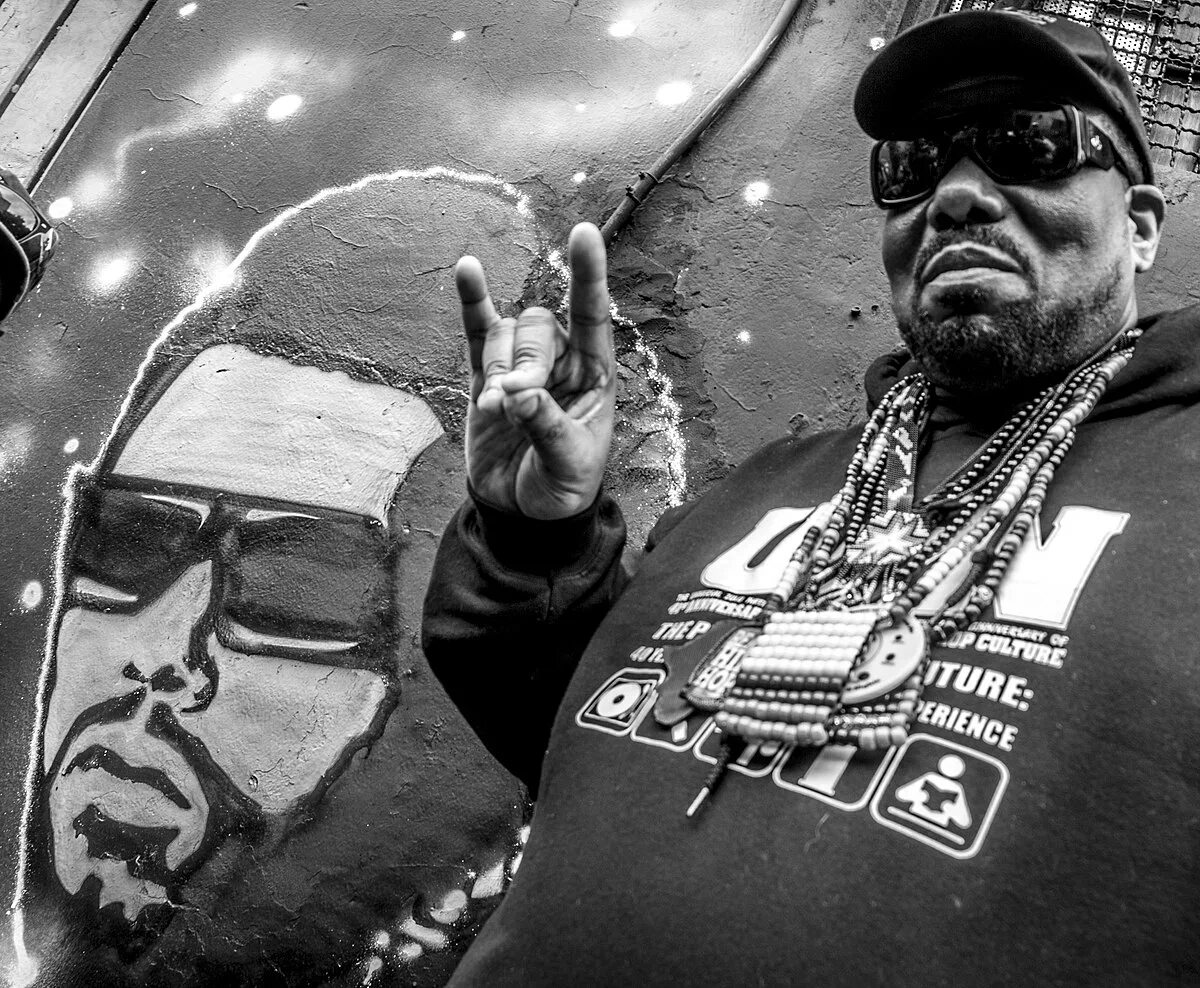 Afrika bambaataa. DJ Африка Бамбата. Afrika Bambaataa 2022. Африка Бамбата в молодости.