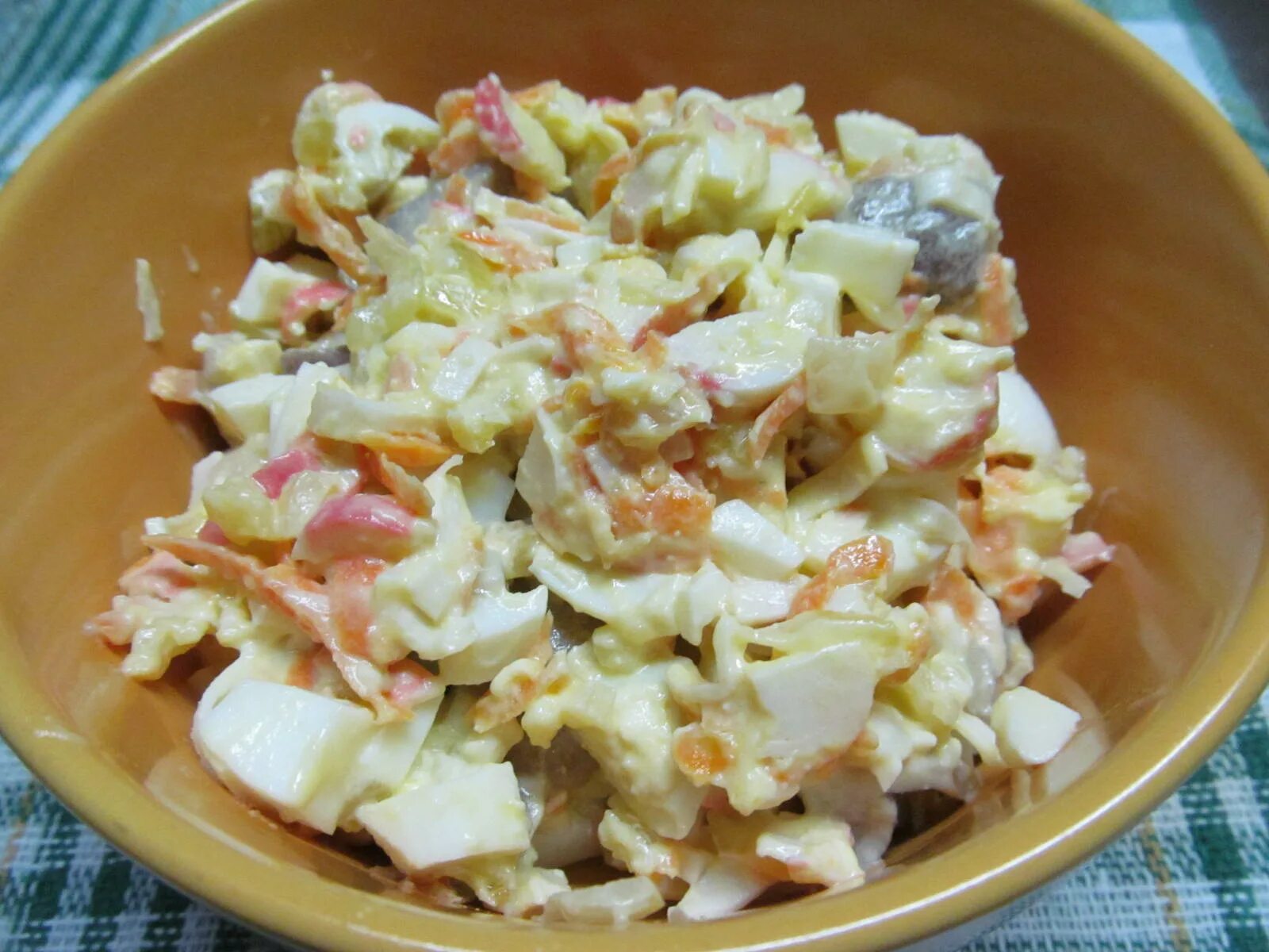 салат с крабовыми палочками и шампиньонами консервированными. салат с шампиньонами и крабовыми палочками. салат с грибами и крабовыми палочками и кукурузой. крабовый салат с консервированными шампиньонами. салат с жареными крабовыми палочками.