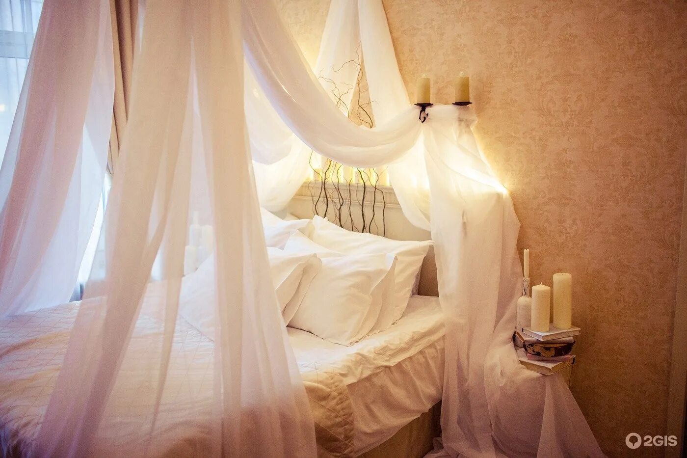 Невеста постель. Свадебный номер для молодоженов. Спальня для молодоженов. Кровать для молодоженов. Кровать для брачной ночи.