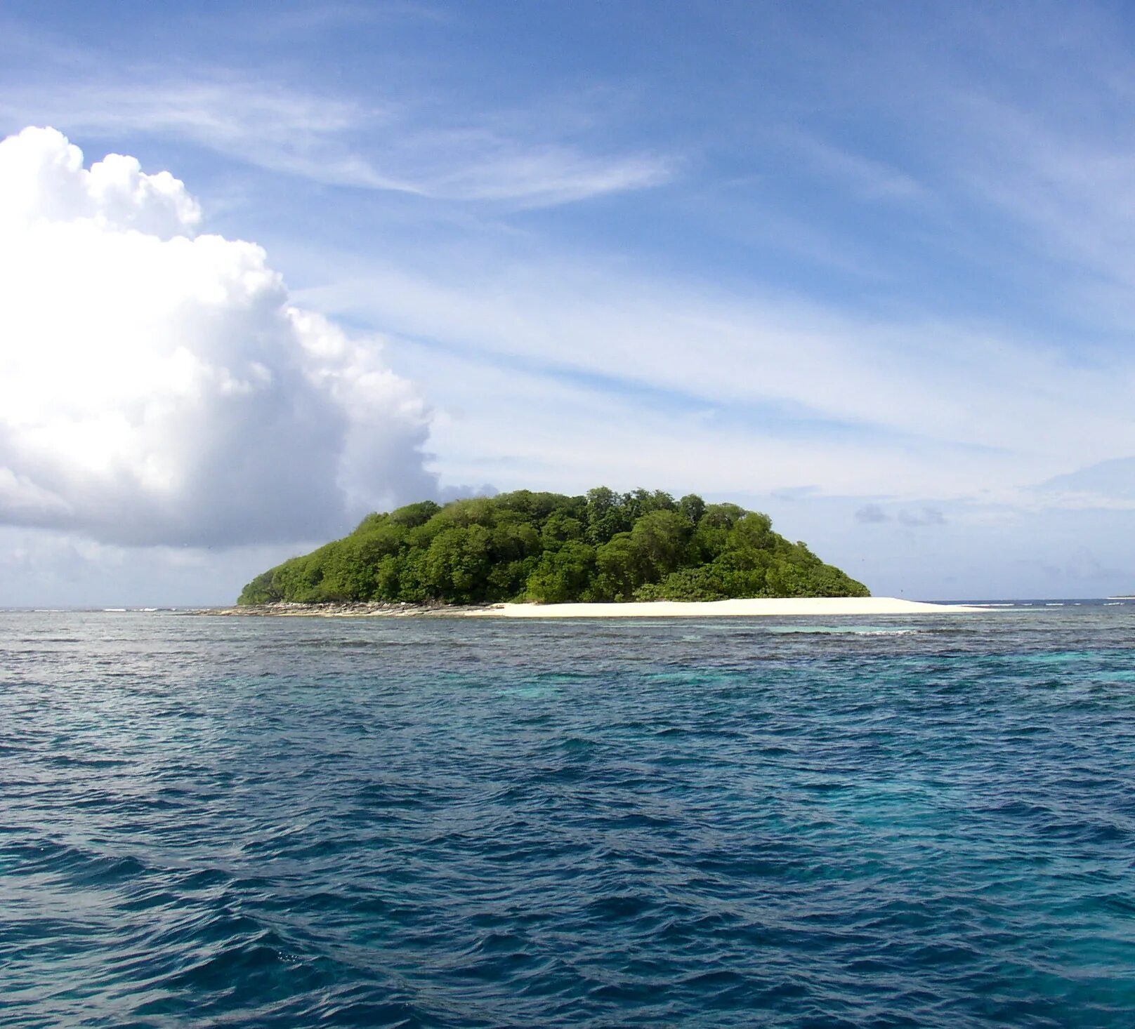 Океан и два острова. Нукупуле остров. Остров Tahifehifa. Остров Mavuva Island. Остров Батейнд тихий океан.