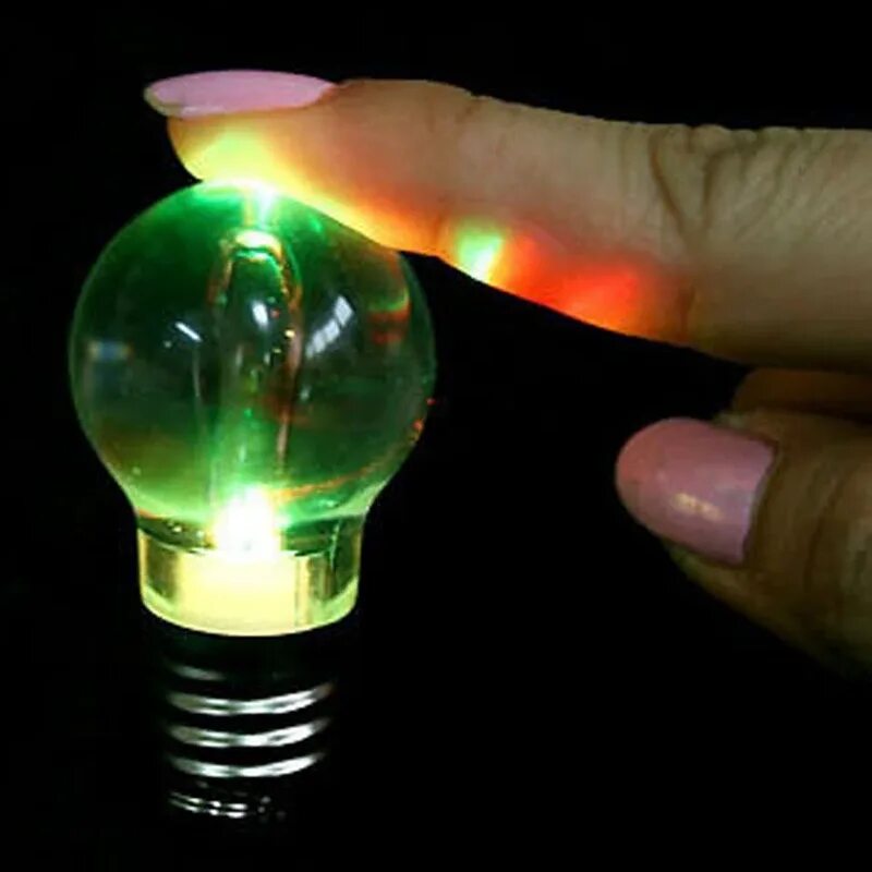Электрическое освещение. Цветные лампочки светодиодные. Лампа светит. Лампочка арт. Светились как лампочки.