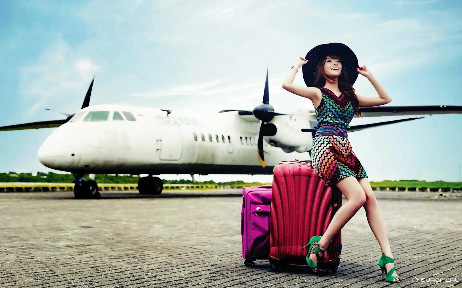 Девушка с чемоданом. Девушка путешественница. Девушка чемодан самолет. Фотосессия с самолетом. Traveling фото