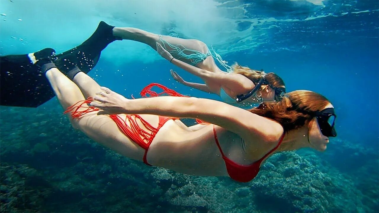 Подводное плавание девушки. Девушка в ластах под водой. Девушка с ластами в воде. Дайвинг девушка на бассейне. Девушка в ластах