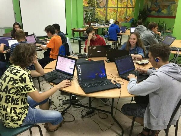 Учитель компьютер для детей. Фкн ниу вшэ. Школа компьютерных наук. Современная информатика для молодежи. Школьники нью йорка.