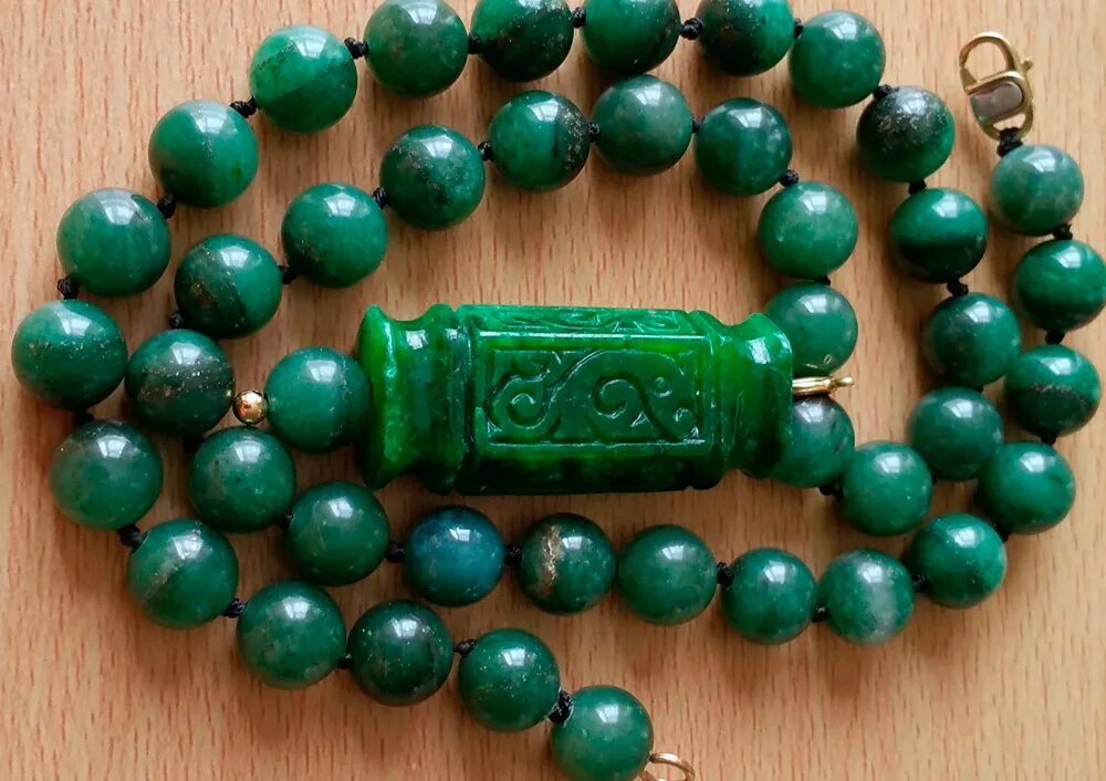 нефрит для девы женщины. нефрит жадеит камень. хризопраз. нефрит для девы женщины. зелёный жадеит камень.