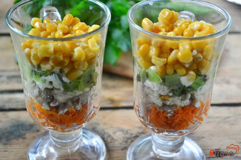 Веррины с салатом цезарь. Салаты в стаканчиках. Салат слоеный в бокале. Салат в стакане. Крабовый салат в стакане.