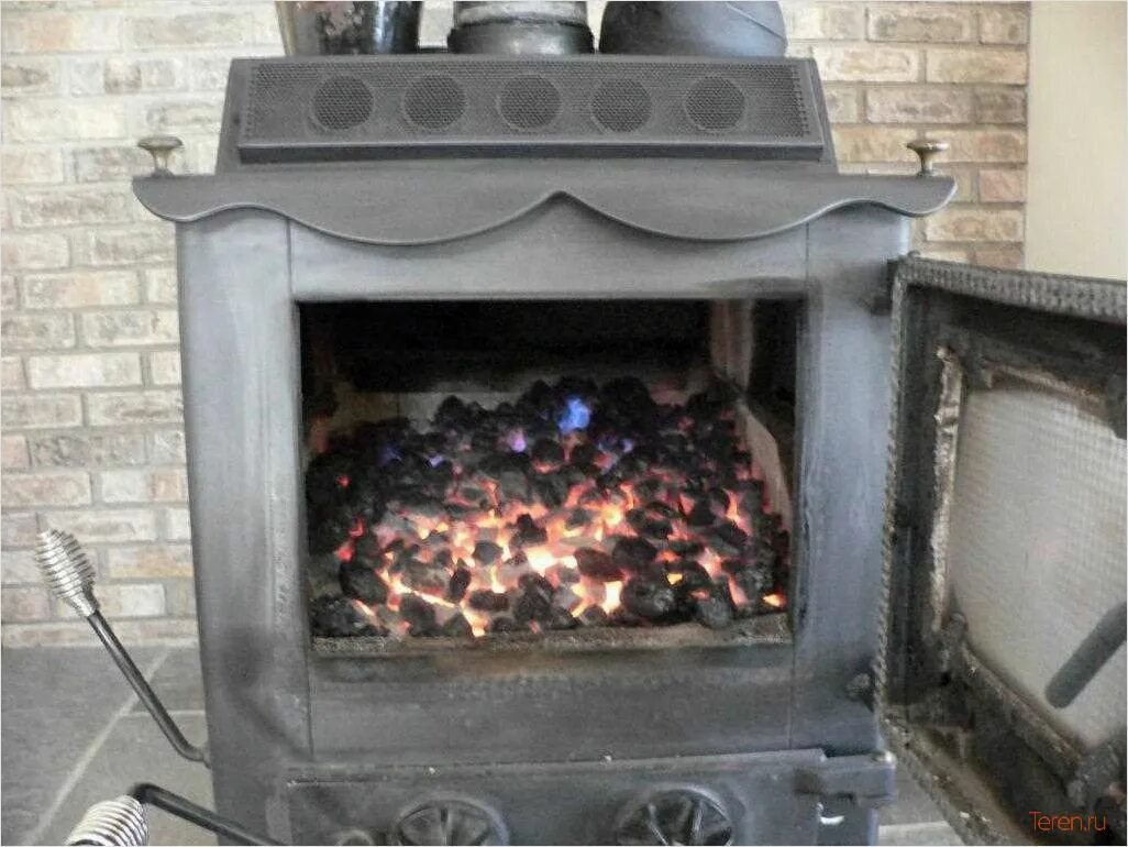 Уголь в печи. Топка угольного котла. Печь для каменного угля. Печка для углей. Паровоз топка машинист кочегар.