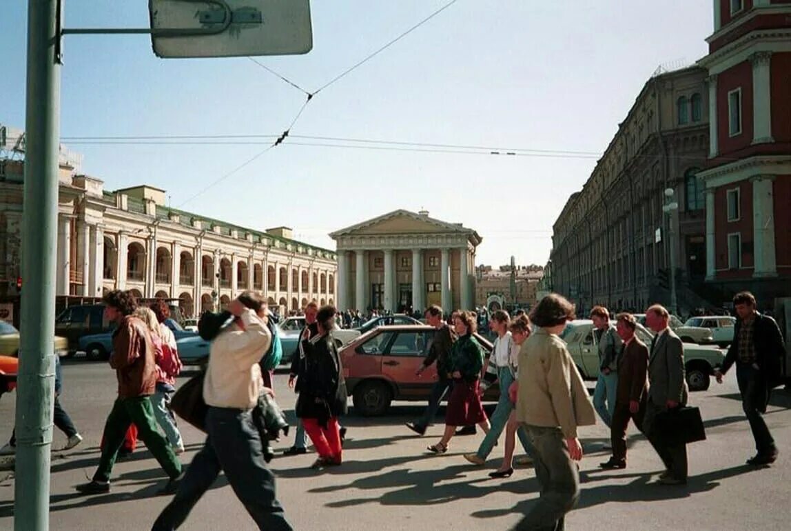 Образ жизни в петербурге. Невский проспект Санкт-Петербург в 90е. Санкт-Петербург 1993 год. Питер 1993 год. Невский проспект в 90-е годы.