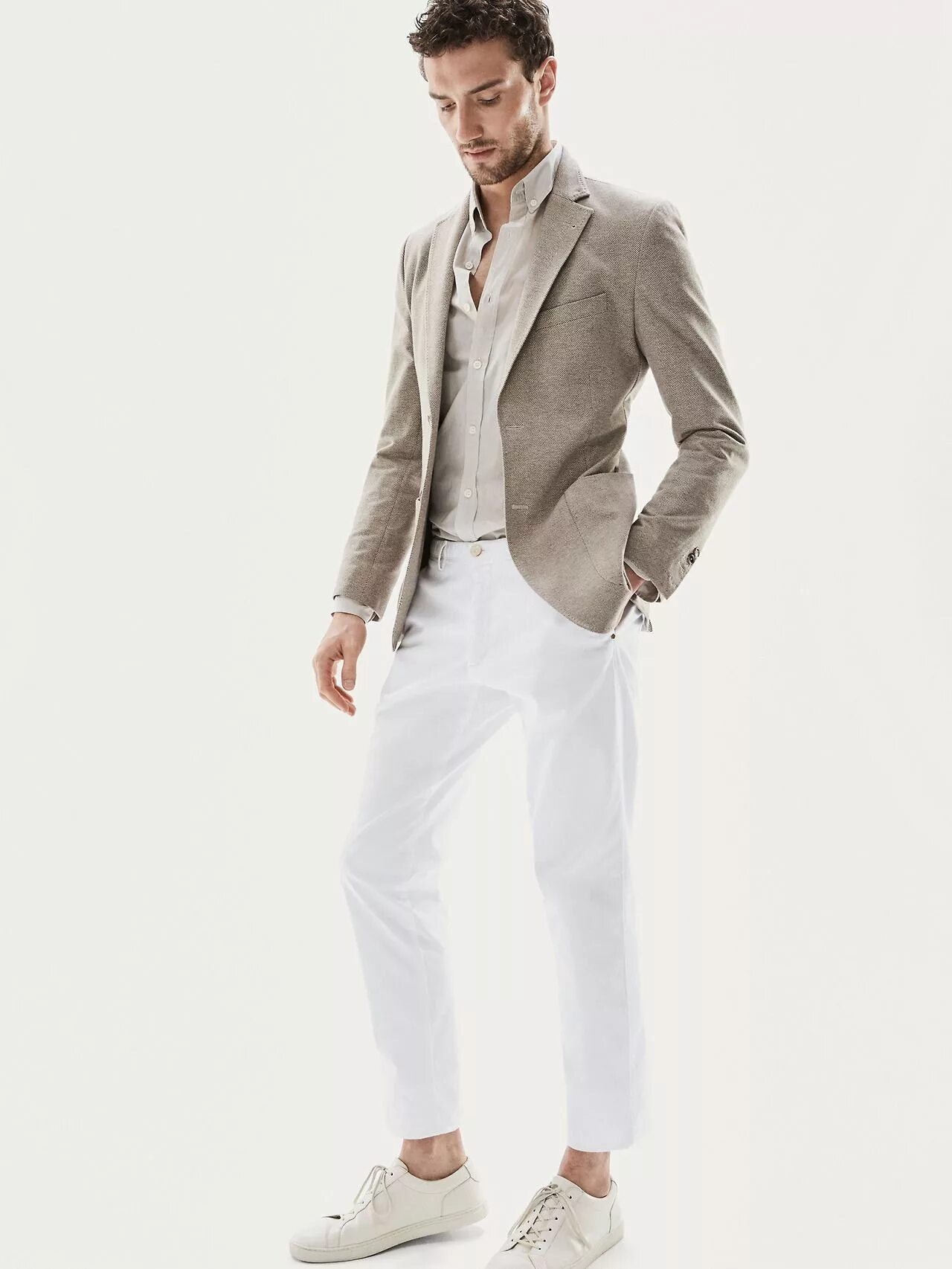 Бежевые брюки с пиджаком мужские. Мужской пиджак для бежевых штанов. Белый пиджак мужской. Бежевые брюки мужские.