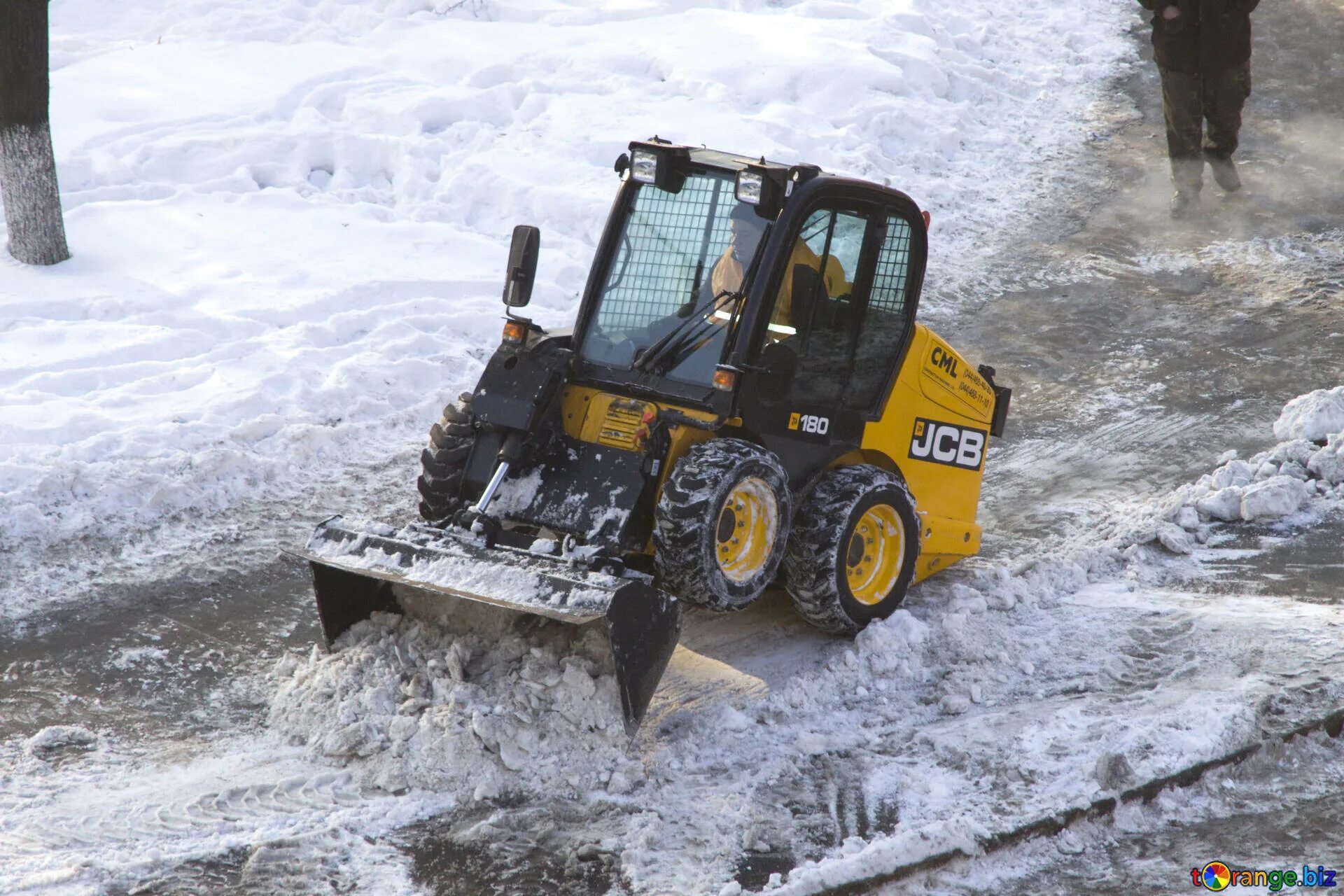 Аренда трактора снег. Трактор JCB снегоуборщик. Минитрактор Авант 635 снегоуборщик. Минитрактор для уборки снега JCB. Трактор Кэт для уборки снега.