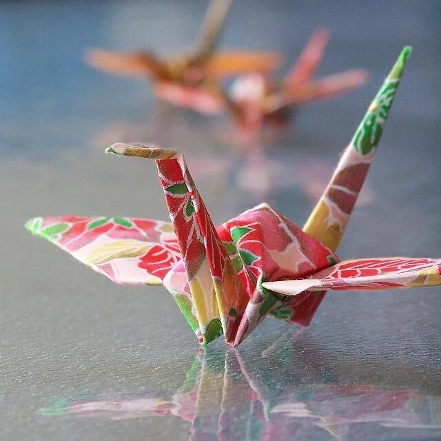 Счастье оригами. Оригами Журавлик. Журавлик счастья оригами. Японский Журавлик оригами. Поделка бумажный Журавлик.