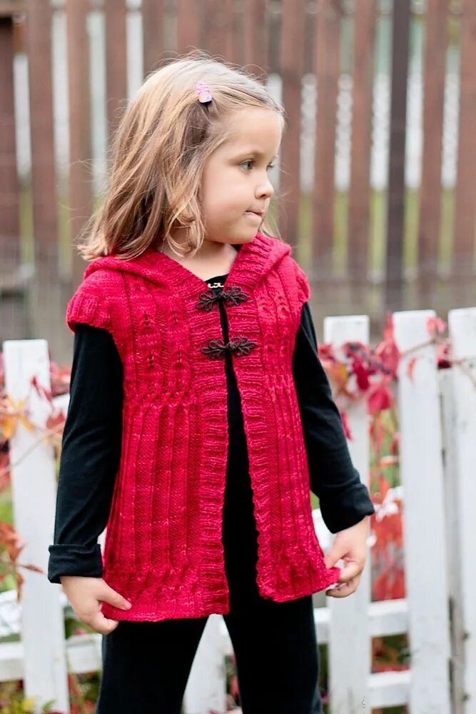 Детский вязаный жилет. Детская вязаная жилетка для девочки. Вязаный жилет для девочки. Вязанная желетуа дл девочки. Модели для мальчиков елены нодель.