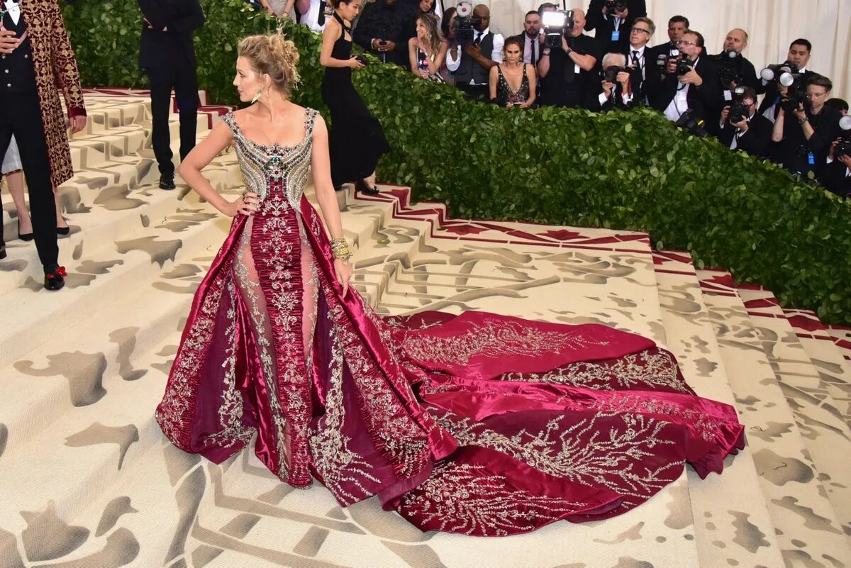 Что такое met gala. Блейк лайвли met gala 2018. блейк лайвли мет гала 2019. блейк лайвли гала 2022. мет гала 2022.