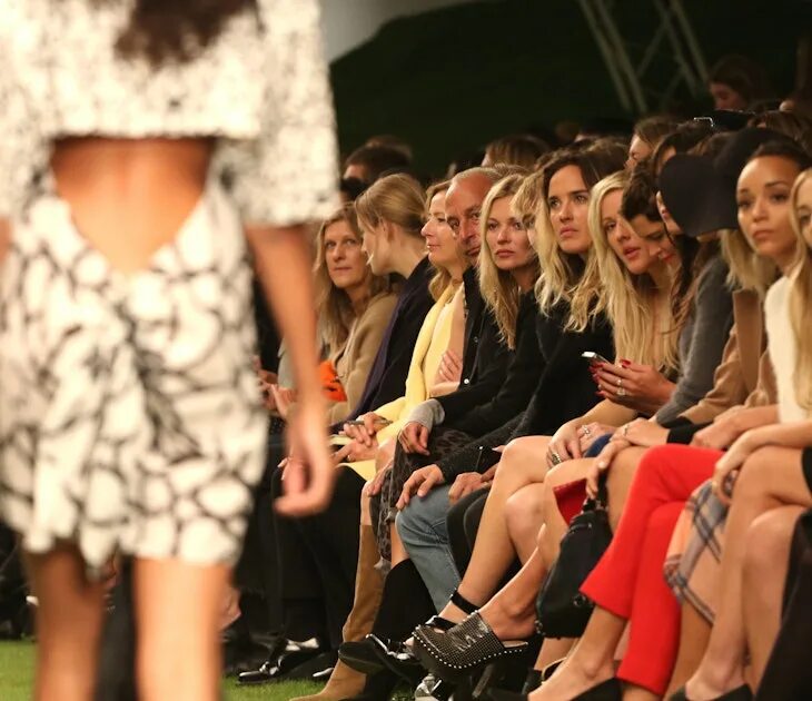 Гости на модных показах зимой в москве. Показ мод. Зрители модного показа. Givenchy 2023 показ. Гости недели моды.