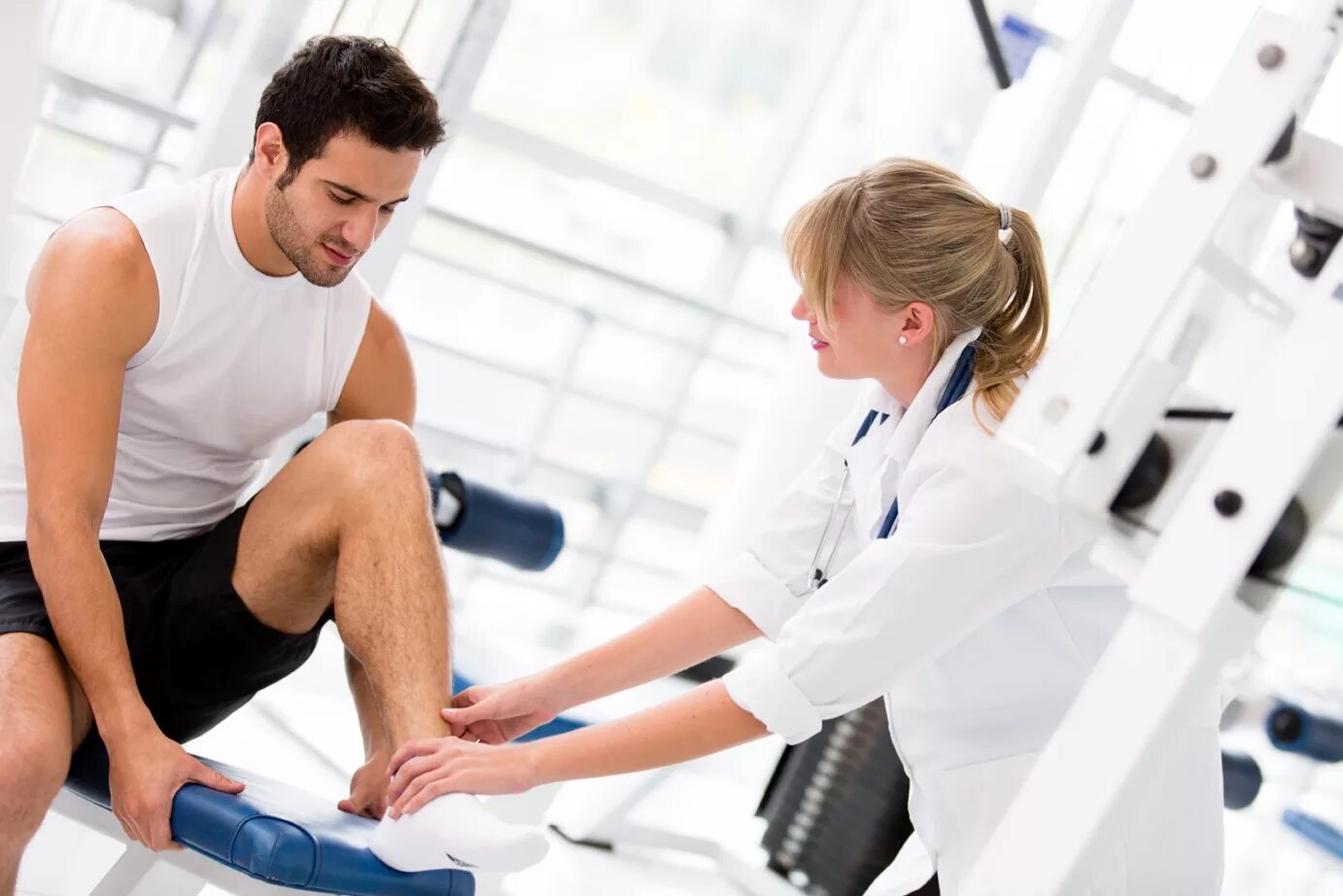 Врач лечащий суставы ног. Реабилитация спортсменов. Физическая терапия. Лечебная физкультура и спортивная медицина. Медицинская реабилитация.