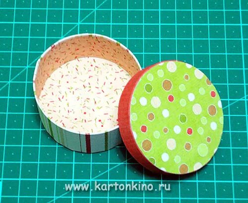 Круглая коробка с крышкой. Круглая маленькая коробочка. Круглые коробки из картона. Круглые коробки для подарков. Круглая маленькая коробочка.