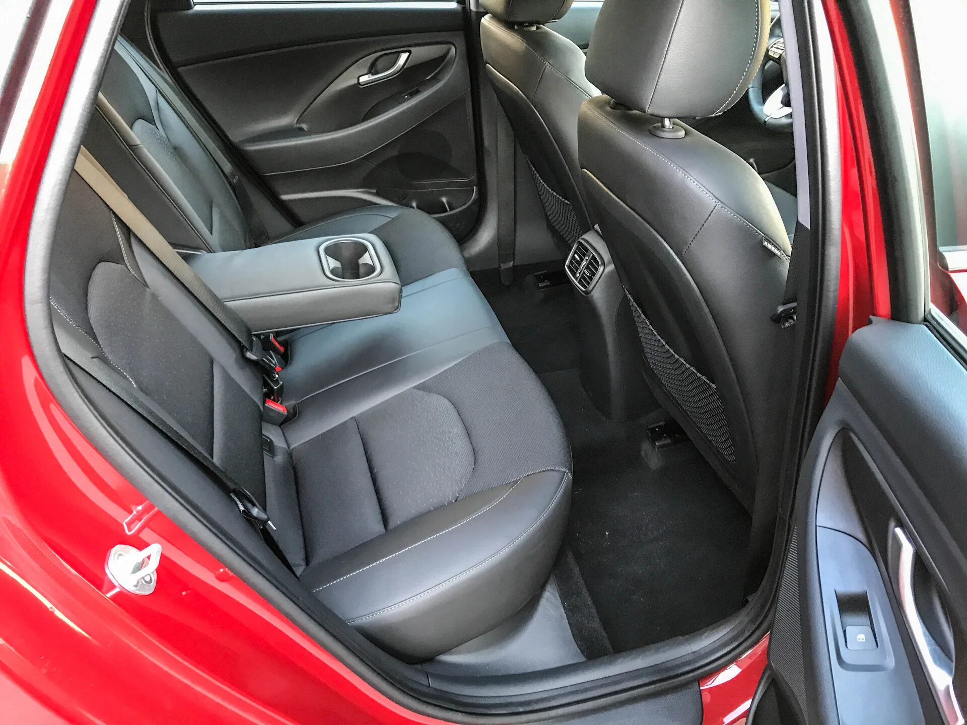 Заднее сиденье хендай солярис. Hyundai i30 салон кресла. Hyundai i30 Rear Seats. Hyundai i30 заднее сиденье 2013. Hyundai i30 2012 задний ряд.