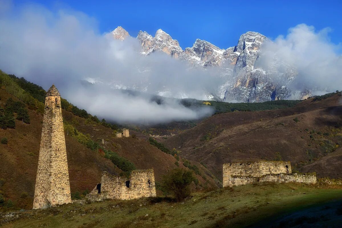 Покажи ингушетию. Горы в ингушетии джейрах. Башенный комплекс эрзи. Башенный комплекс цори в ингушетии. Джейрахское ущелье ингушетия.