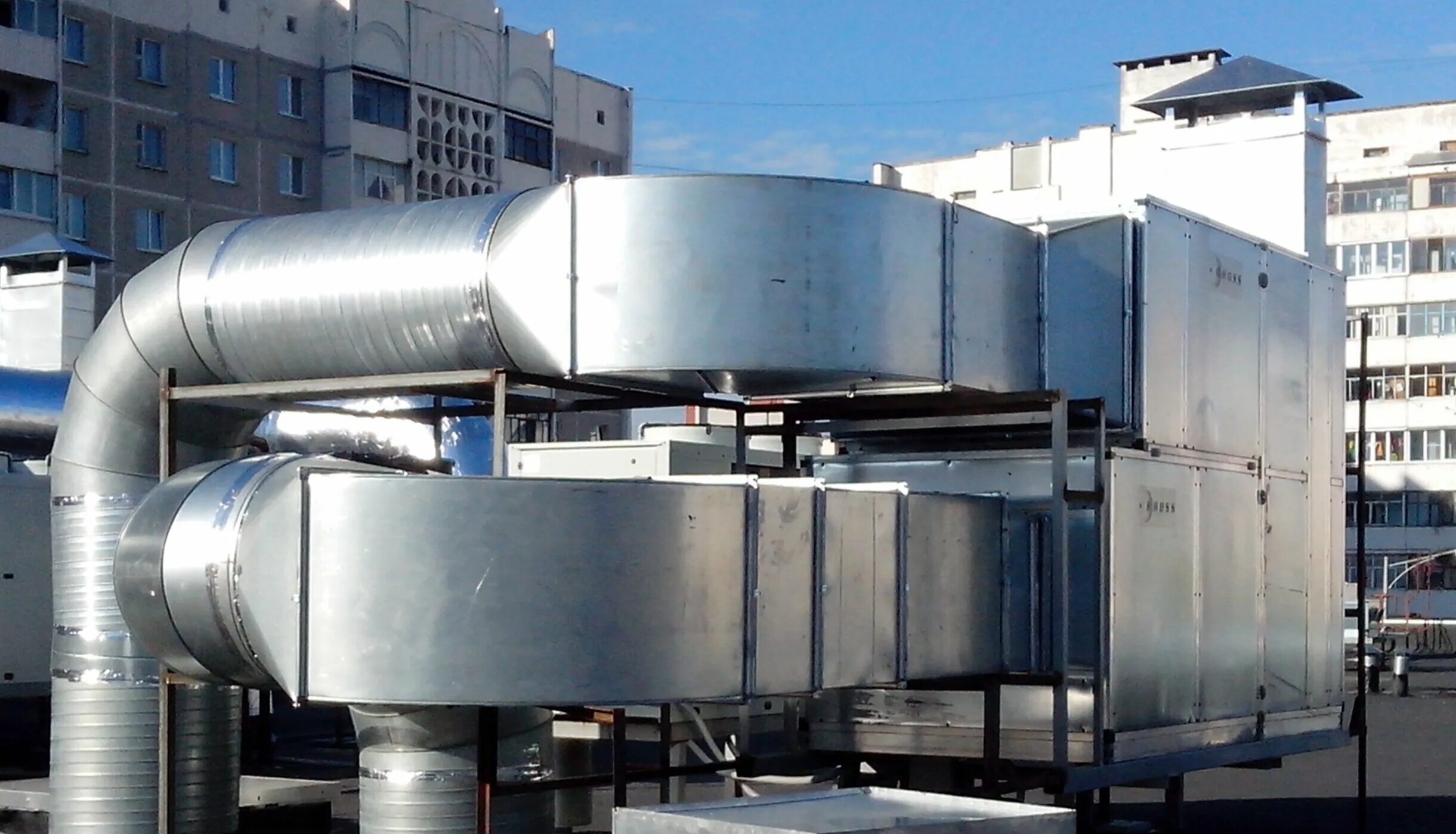 монтаж промышленных воздуховодов. воздуховод сварной 500x400. вентиляционная система в цеху. система вентиляции. спирально навивные воздуховоды станок.