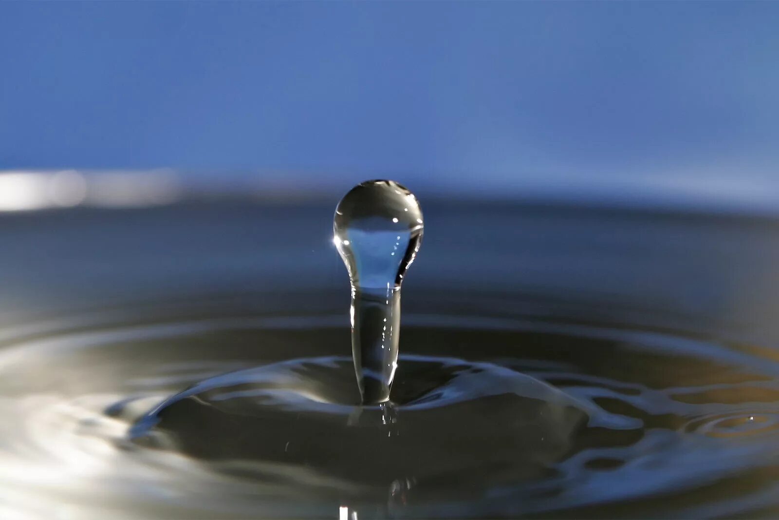 Капля воды. Пресная вода. Капля чистой воды. Изображение воды.