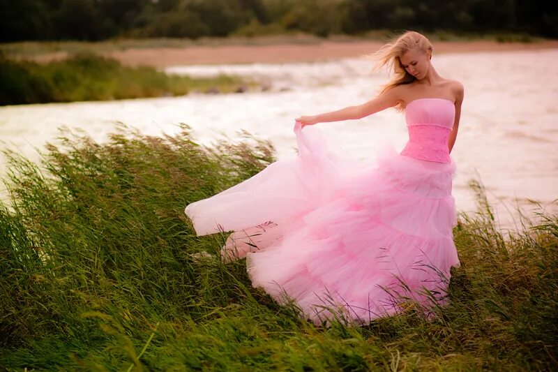 Lady gaga концерт. кружится в платье. Paulina johnson модель. блондинка в розовом плотке. девушка в розовом.