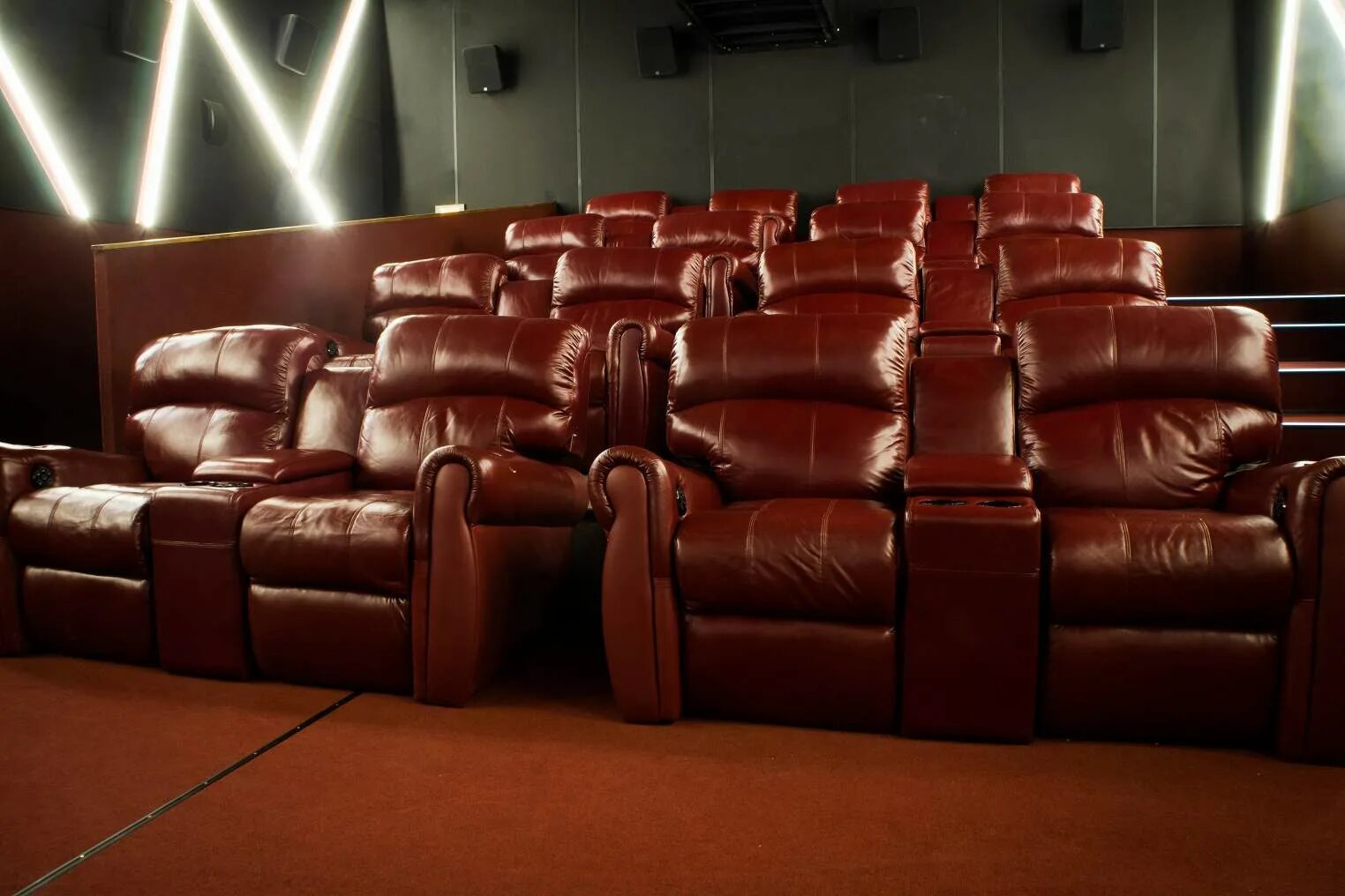 Порт находка вип зал кинотеатр. Киноград порт находка рыбацкое. Киноград, санкт-петербург, тепловозная улица. Киноград рыбацкое. Зал 5 киноград южный полюс.