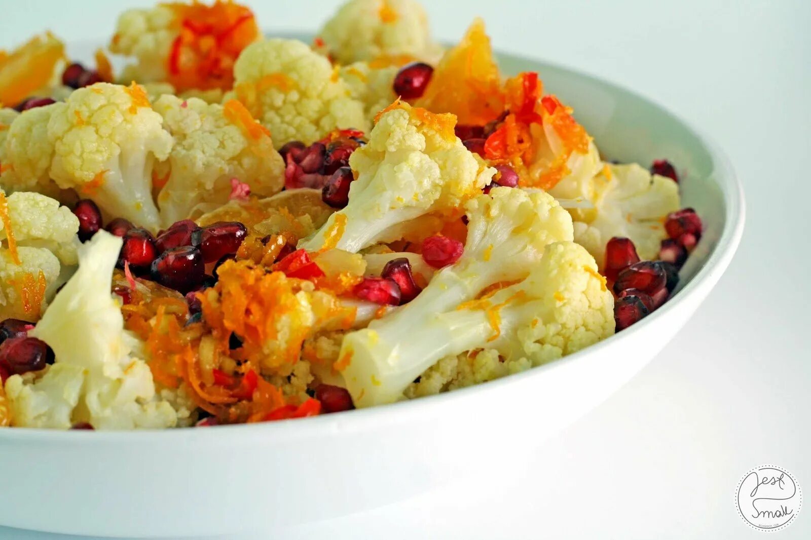 Цветная капуста на праздничный стол. С чем сочетается цветная капуста. Корейская капуста брокколи. Брокколи и цветная капуста. Цветная капуста с зеленым горошком.