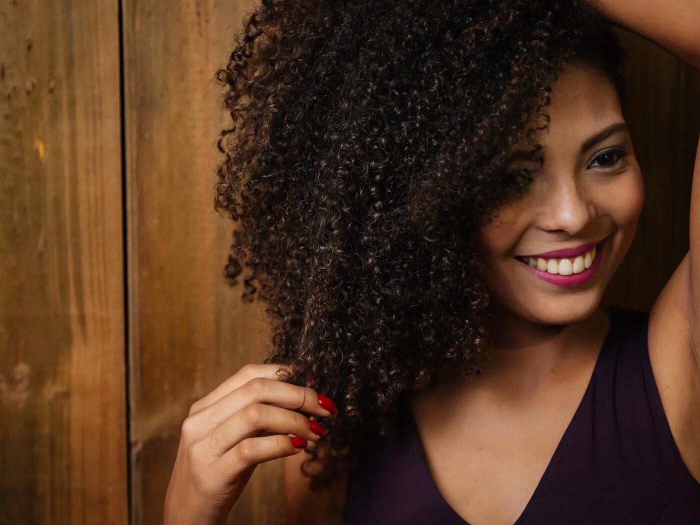 И повсюду тлеют пожары сериал 2020. Темнокожая сводная сестра. Тика самптер миссия в майами. Фильм про чернокожую женщину. Темнокожие женщины в кино.