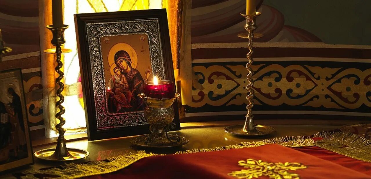 Молитвослов великого поста. Свеча перед иконой. В храме Лампады и свечи. Лампада перед иконой.